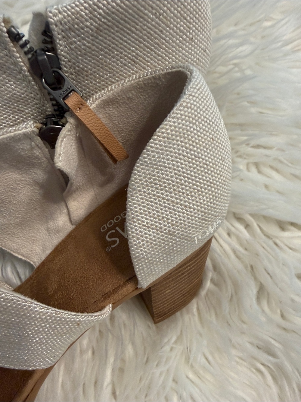 TOMS Cream Canvas Cross-Strap Block Heel Sandals size 9 BNWOT - Picture 2 of 8